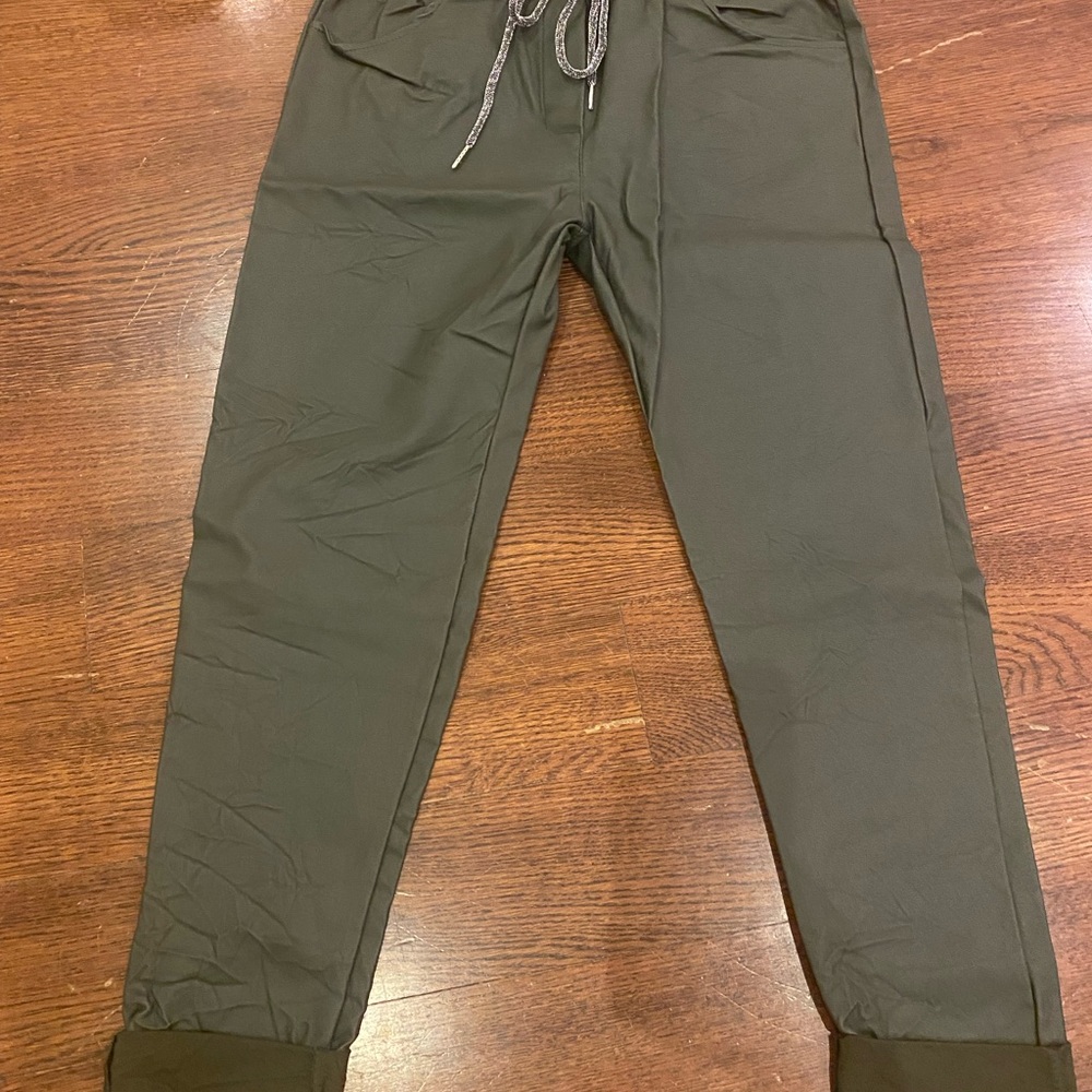 Women’s Venti 6 Olive Jogger Pants